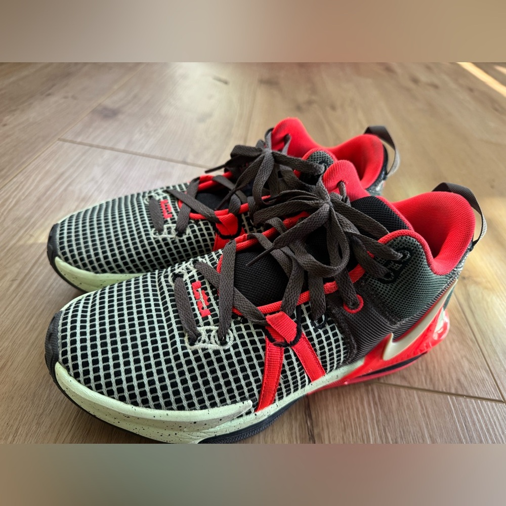 Nike Lebron Witness VII Sneakers Size men 8